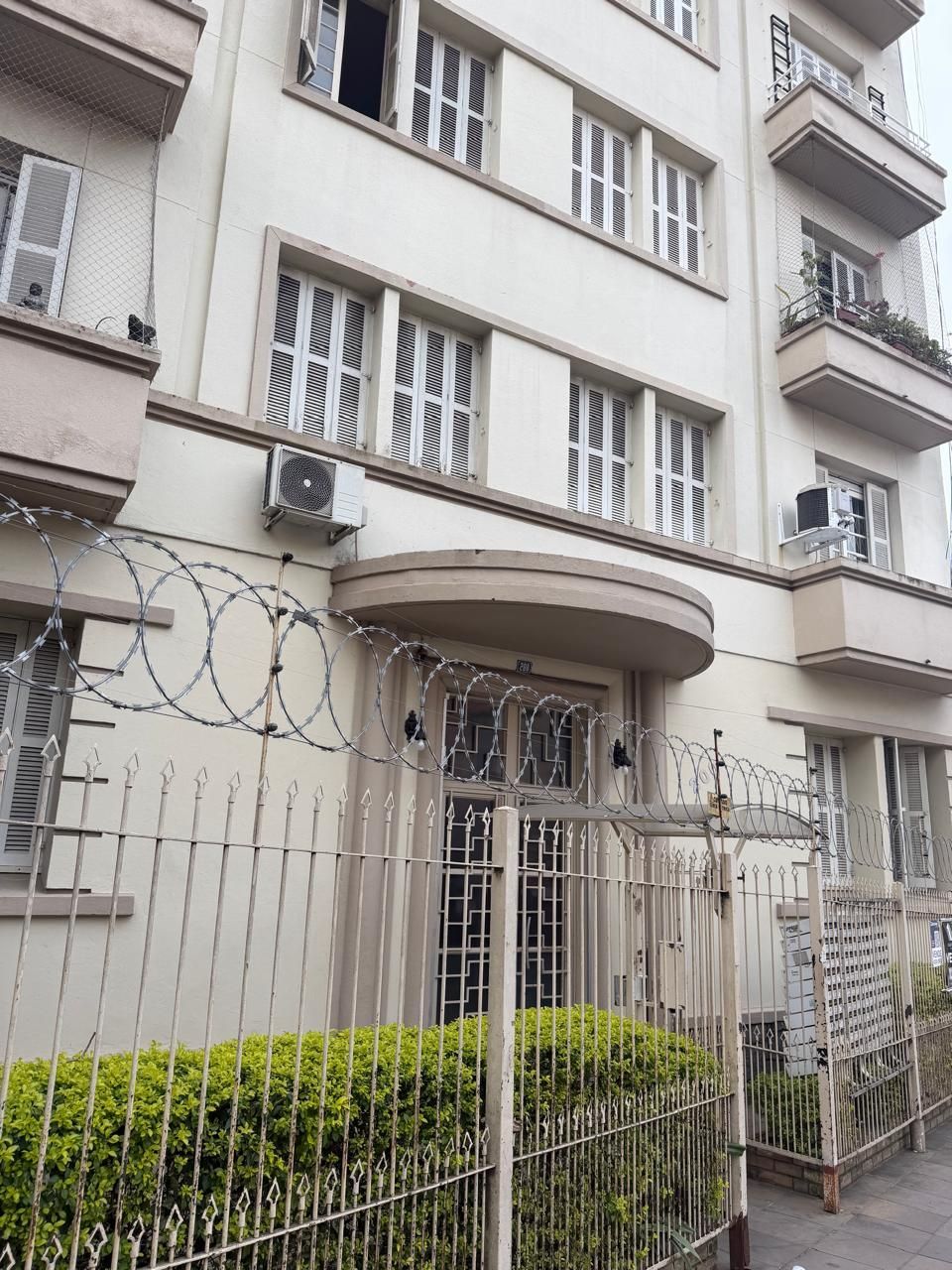 Apartamento de 3 quartos e 2 banheiros, desocupado e pronto para morar