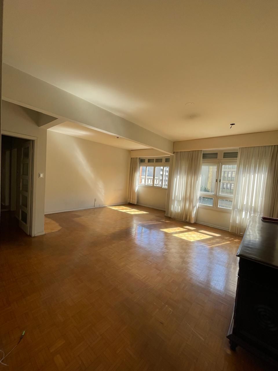 Amplo apartamento na Sarmento Leite 2 dormitórios reversivel para três, vaga de garagem e excelente localização