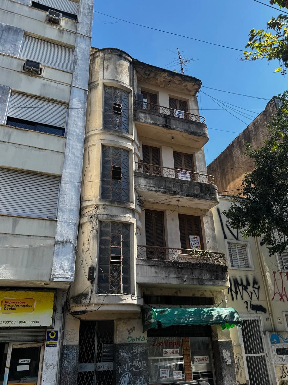 Predio com 4 unidades de apartamentos