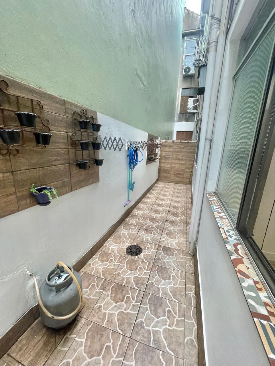 Parte da área externa que possui uma cobertura, após a venda, deve voltar a forma original, sem cobertura. Apartamento estilo garden com área externa privativa, 02 quartos com ventilador de teto, livi