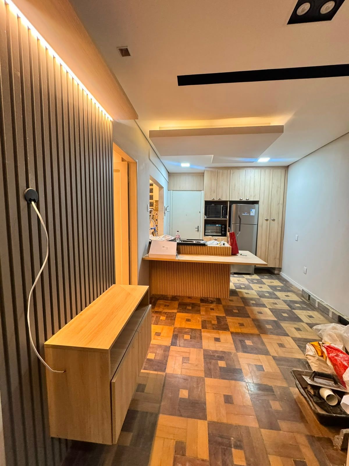 sala-com-painel-para-vt-e estante