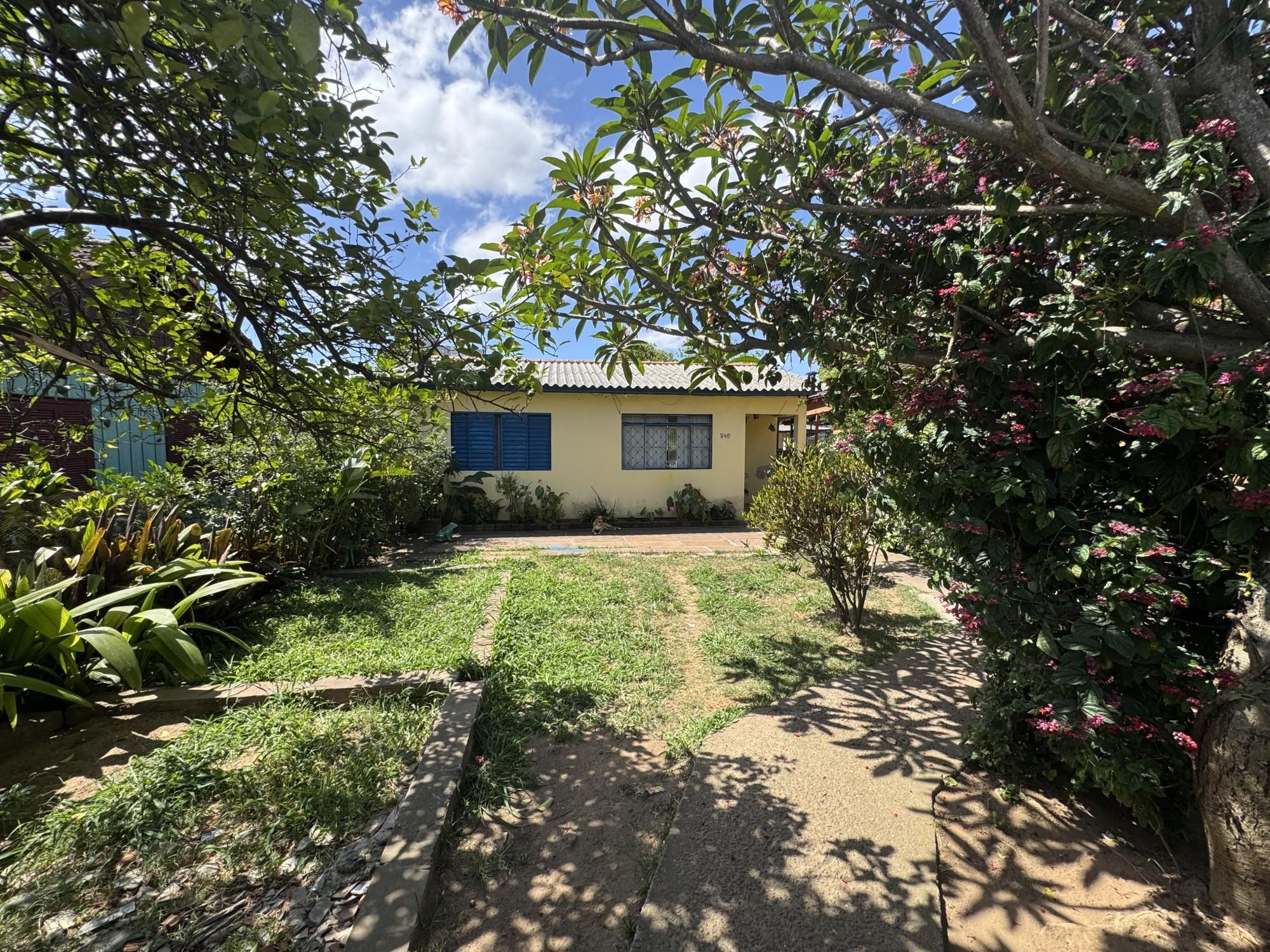 CASA COM TERRENO DE 9,90m X 13,20m