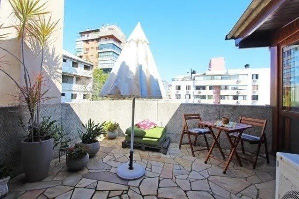 Vende-se bela cobertura 3 quartos com suíte, 2 vagas, dependencia completa em prédio com elevador - 220m² - Floresta