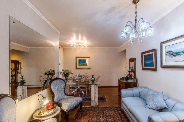 Vende-se excelente apartamento 3 quartos c/ suíte, 2 vagas, living com lareira, sacada e churrasqueira - 97m² - Auxiliadora