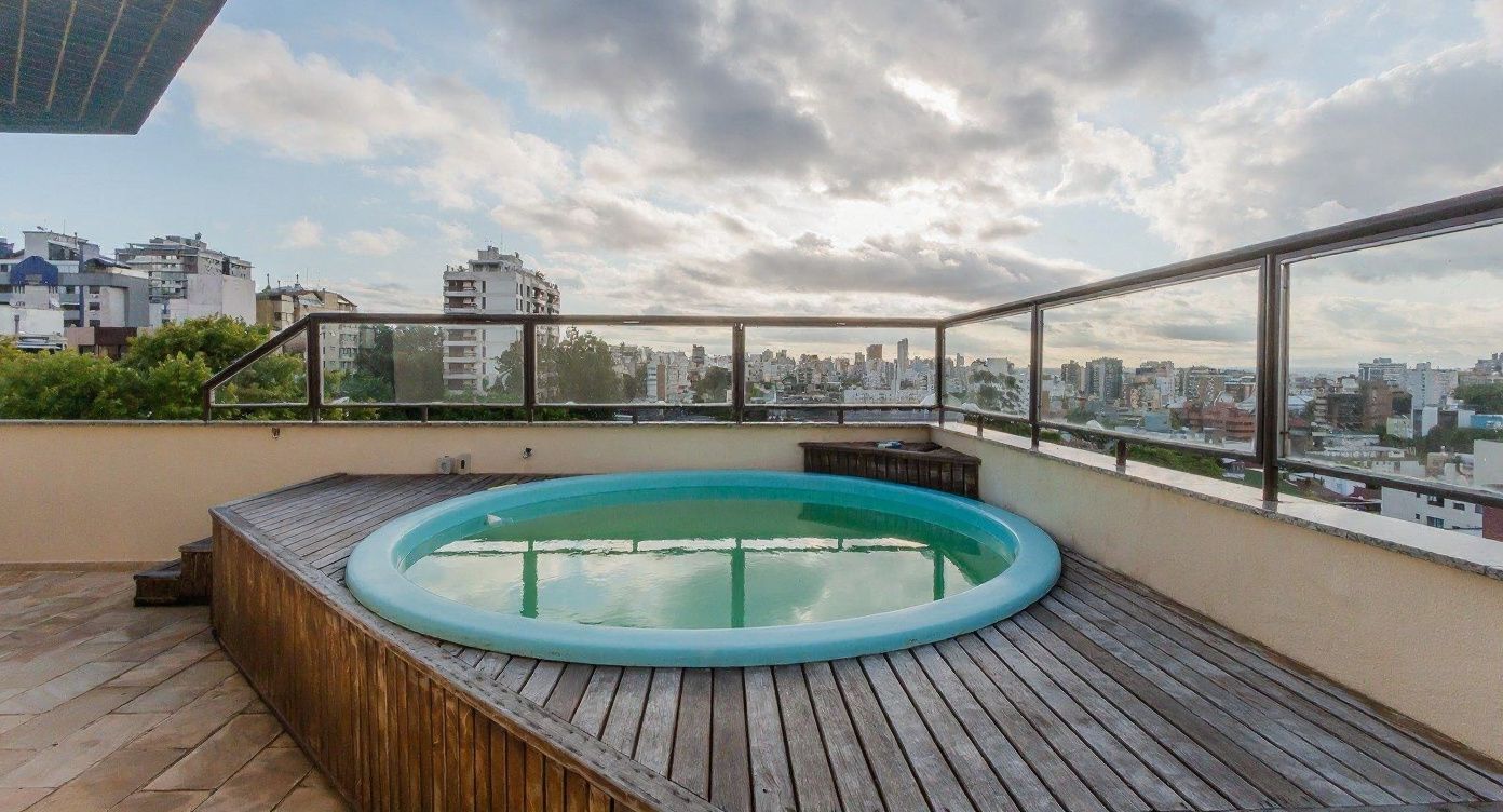 Vende-se cobertura com 3 quartos (1 suíte), piscina privativa, 202m² e 2 vagas - Mont Serrat