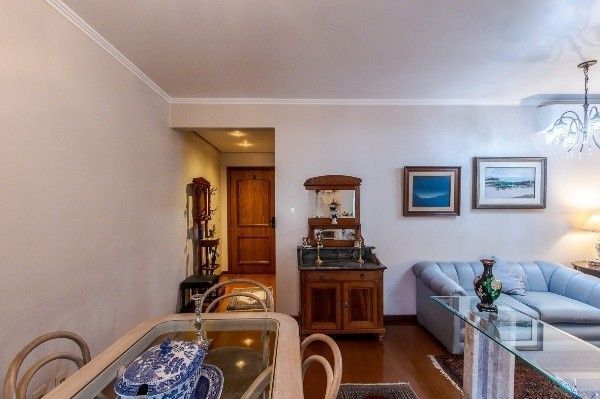 Vende-se excelente apartamento 3 quartos c/ suíte, 2 vagas, living com lareira, sacada e churrasqueira - 97m² - Auxiliadora