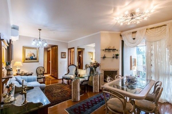 Vende-se excelente apartamento 3 quartos c/ suíte, 2 vagas, living com lareira, sacada e churrasqueira - 97m² - Auxiliadora