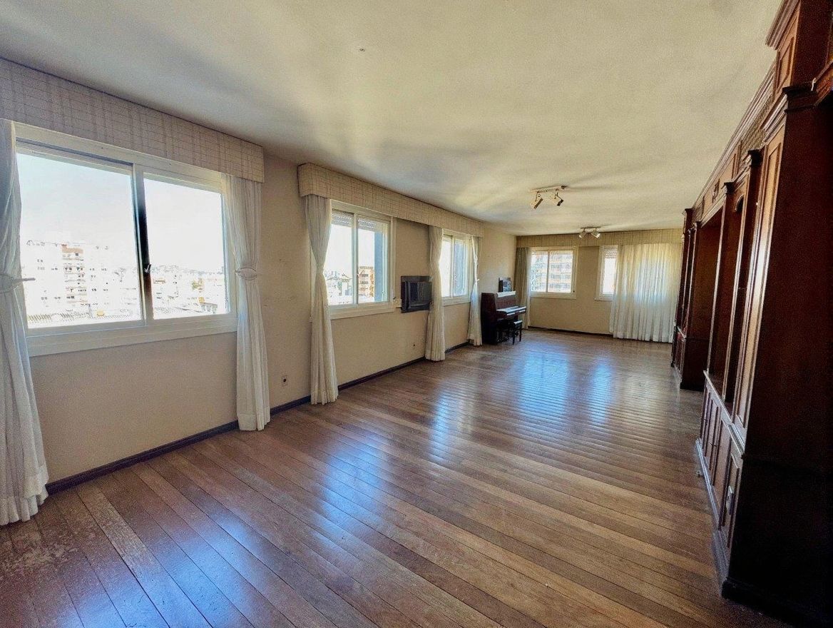 Vende-se apartamento com 3 quartos(1 suíte), 174m² e 2 vagas - Bom Fim