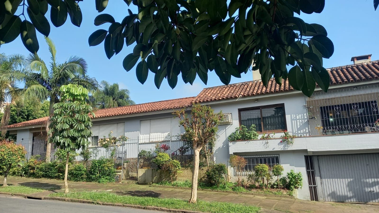 Casa 5 dormitórios no bairro Três Figueiras