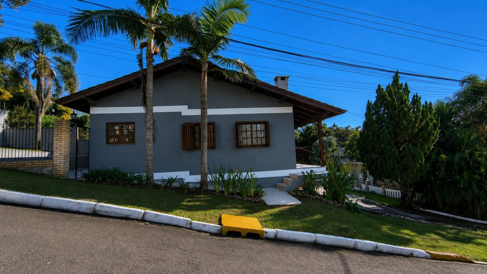 Residência em Condomínio Cantegril – 3 Dormitórios, Suíte, Piscina e Espaço Gourmet | Viamão/RS