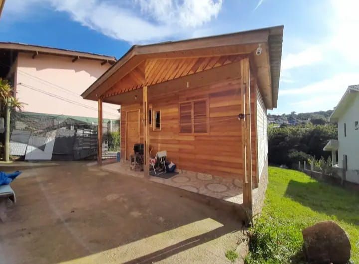 Terreno com 2 casas pré-fabricadas recém-construídas