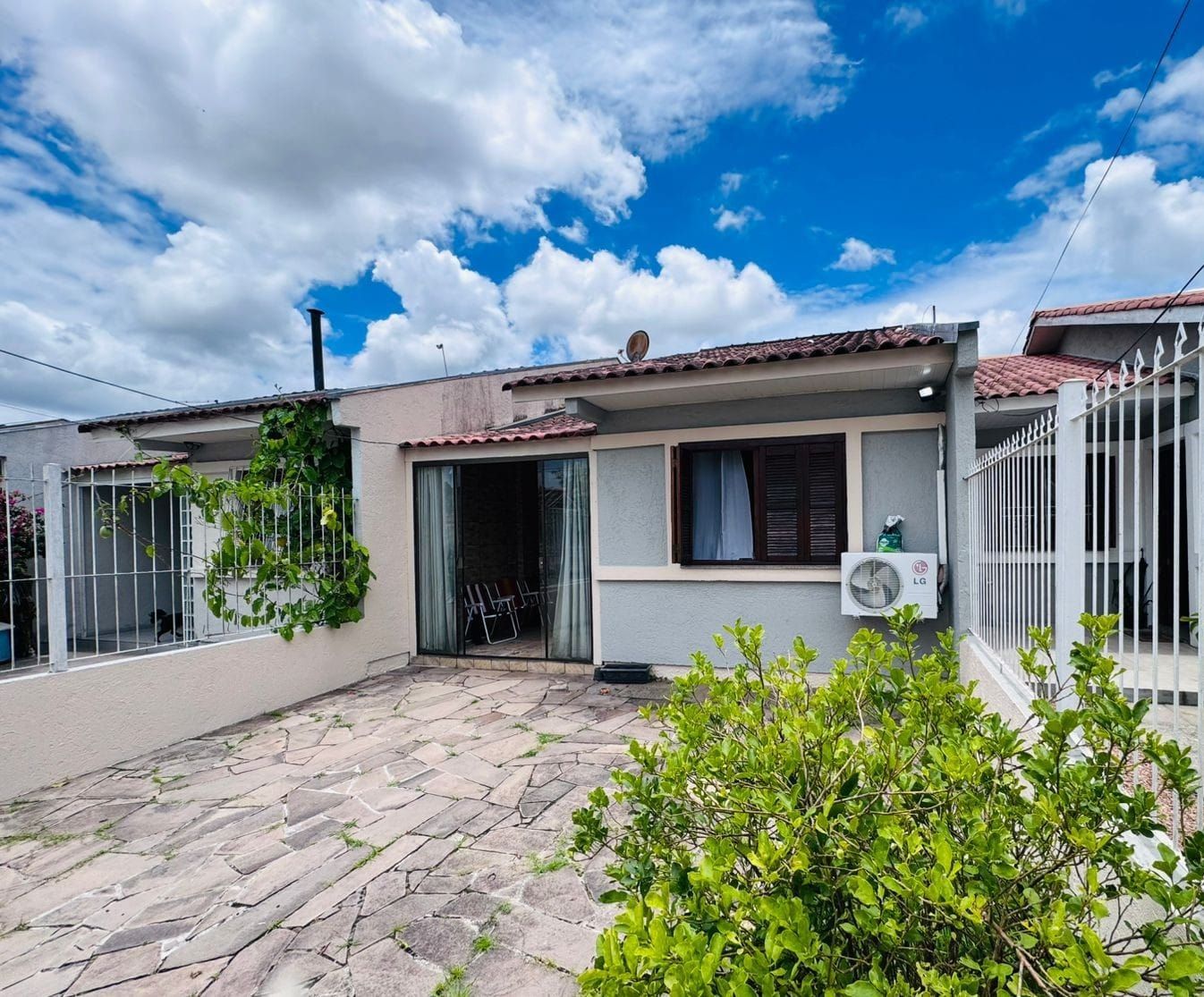 Casa à venda com 58m², 3 quartos, 2 vagas no bairro Hípica em Porto Alegre
