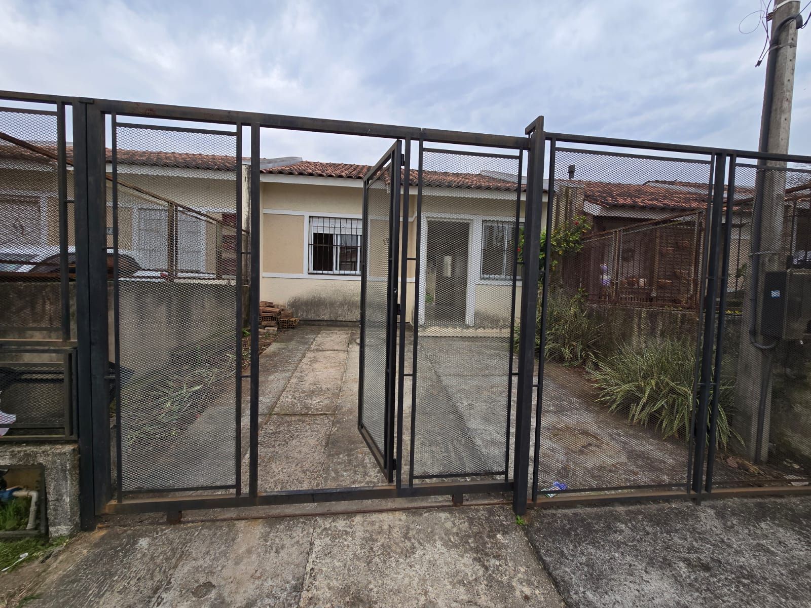 Casa com dois dormitórios no bairro Hípica - 1 vaga - financiável