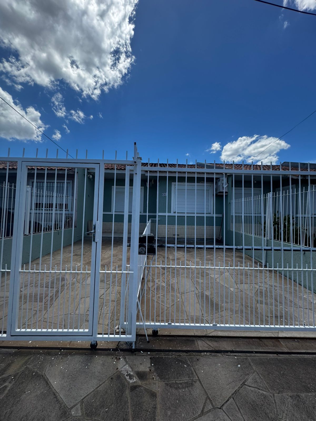 Casa, 3 dormitórios no bairro Hípica em Porto Alegre para Comprar