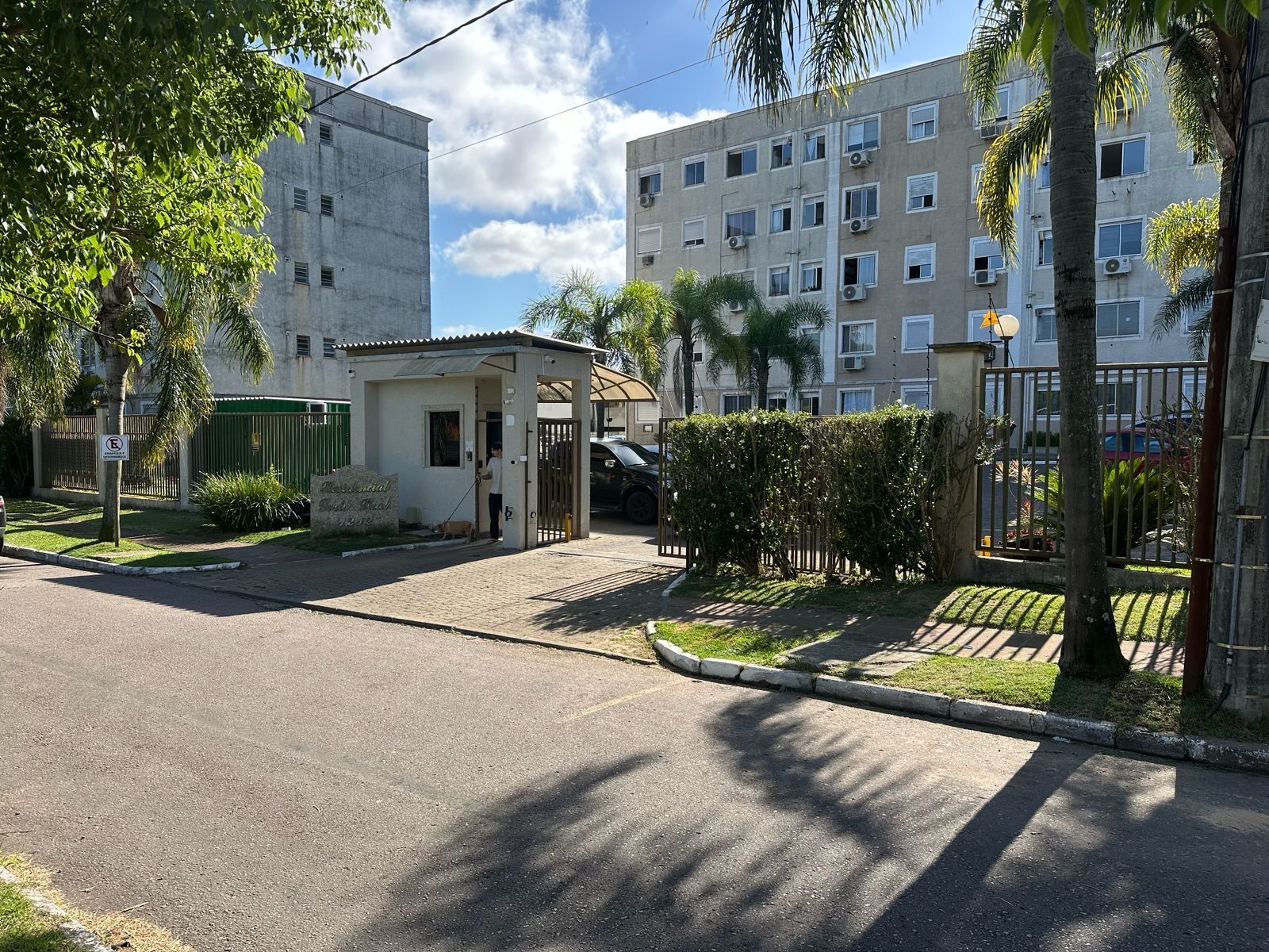 Apartamento com suíte semi mobiliado