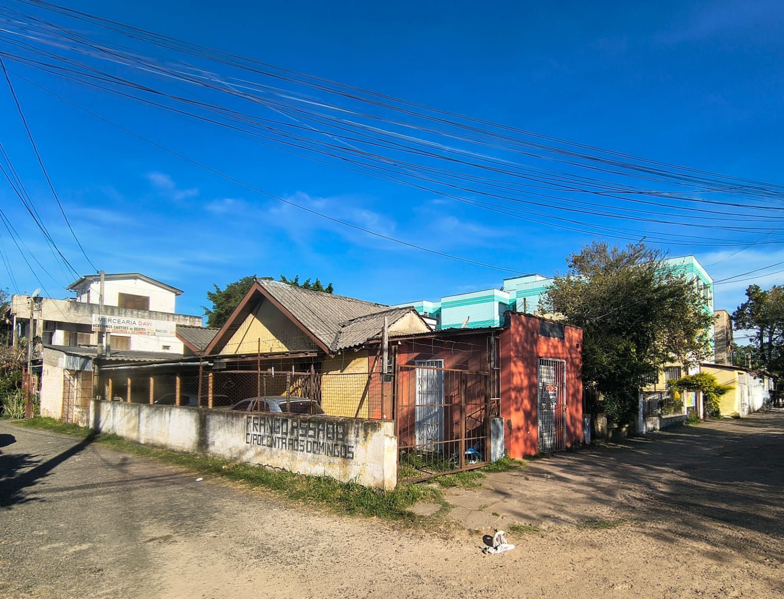 Casa de esquina no Bairro Camaquã