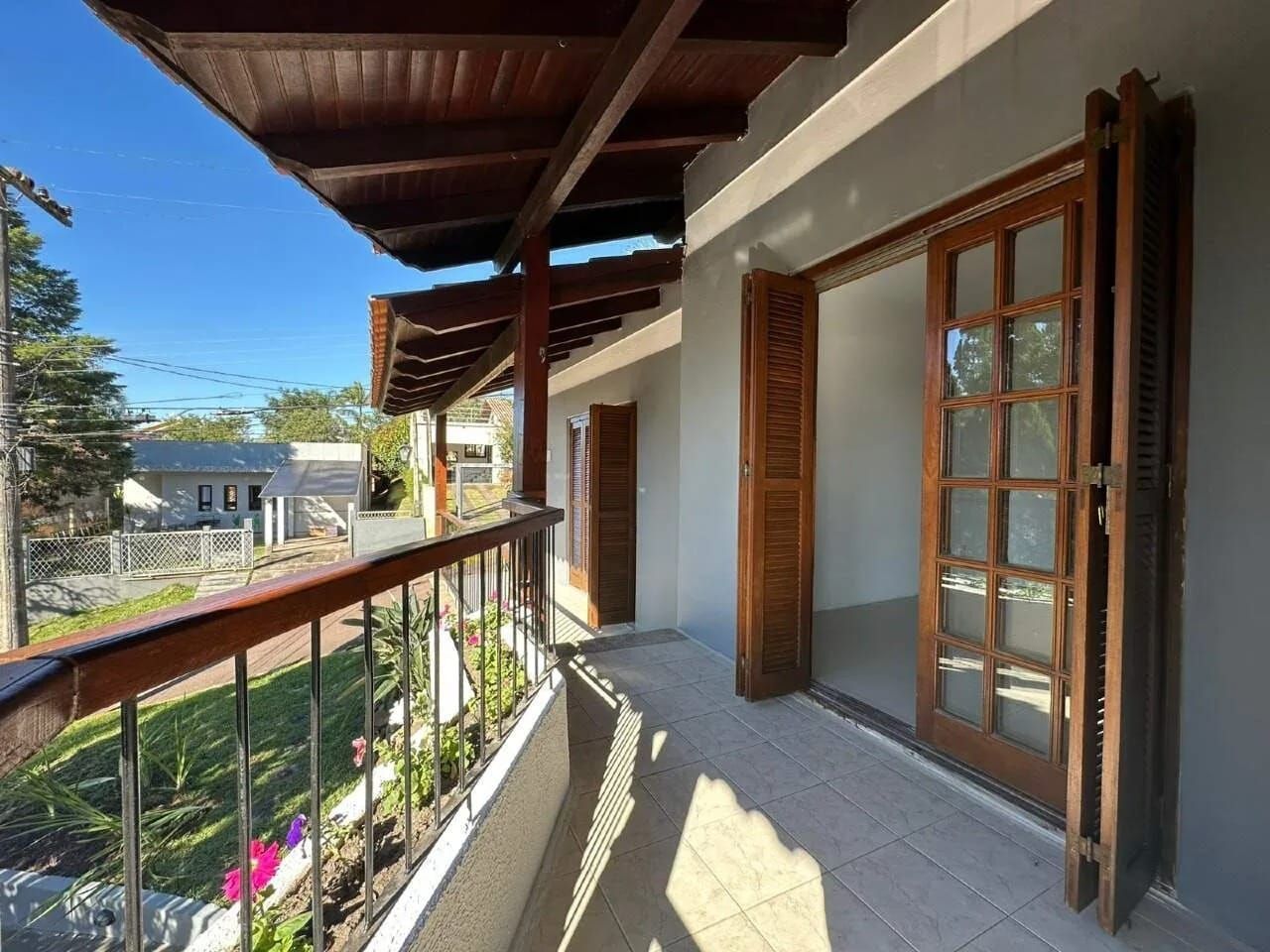Residência em Condomínio Cantegril – 3 Dormitórios, Suíte, Piscina e Espaço Gourmet | Viamão/RS