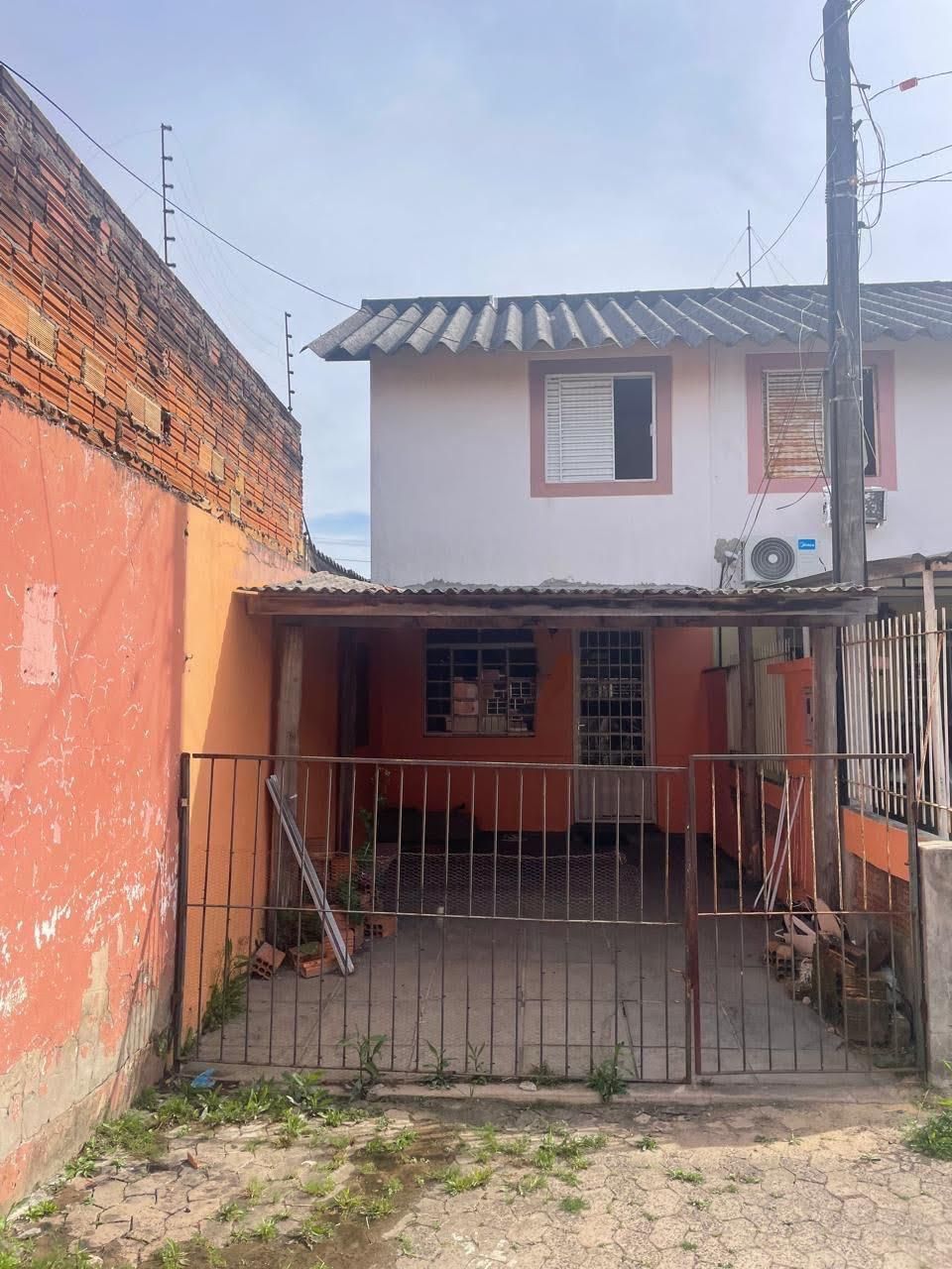 Sobrado com 2  dormitórios- Restinga