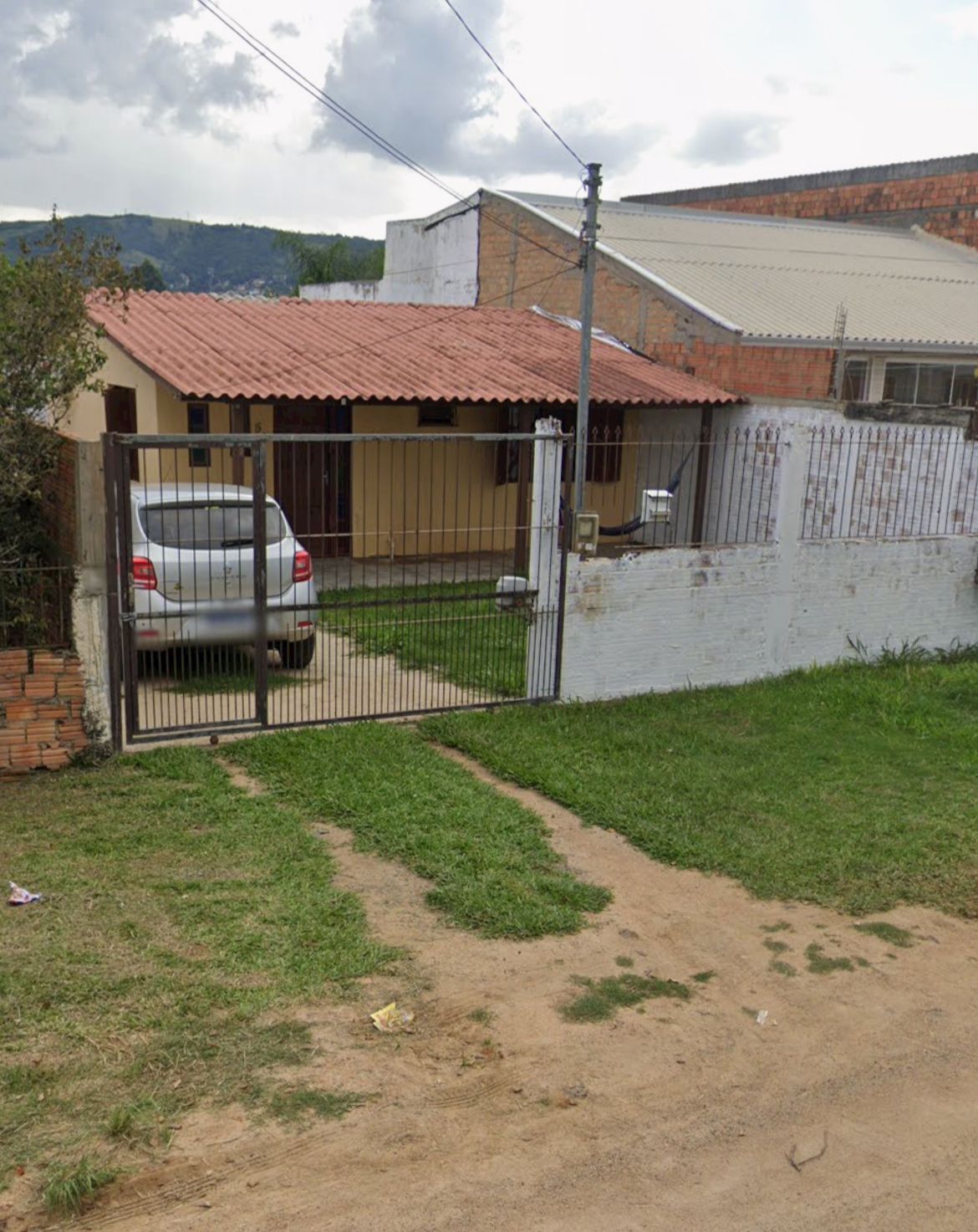Ótima casa em de 2 dormitórios com piscina  localizada em Viamão