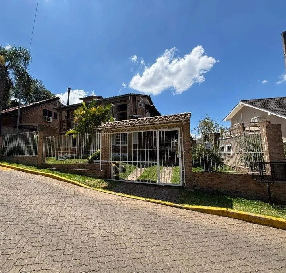 Casa Completa no Condomínio Cantegril: 4 Dormitórios, 2 Suítes, Piscina, Espaço Gourmet, Lareira e Pátio Arborizado