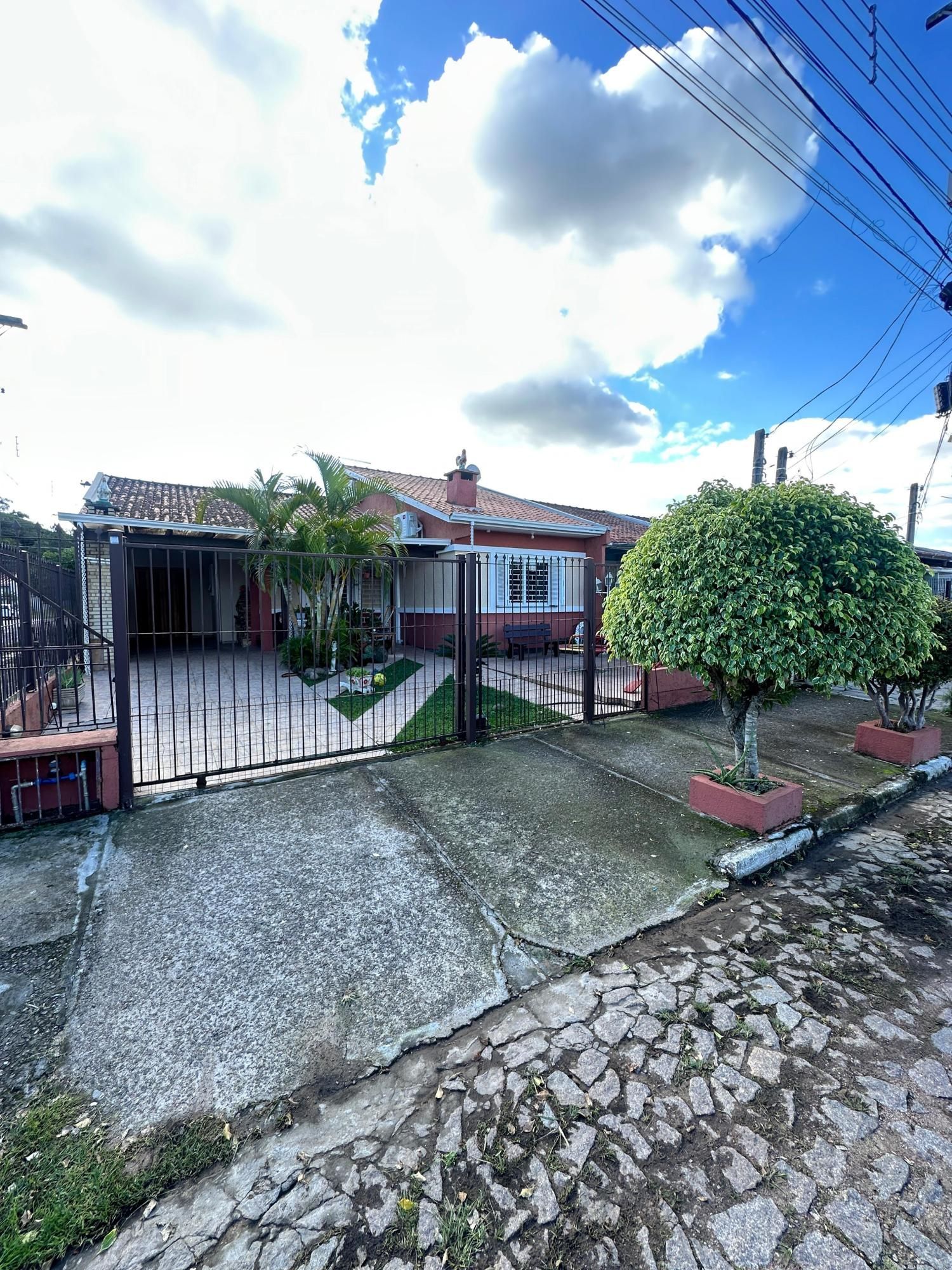Casa à venda com 190m², 4 quartos, 2 suítes, 4 vagas no bairro Hípica em Porto Alegre