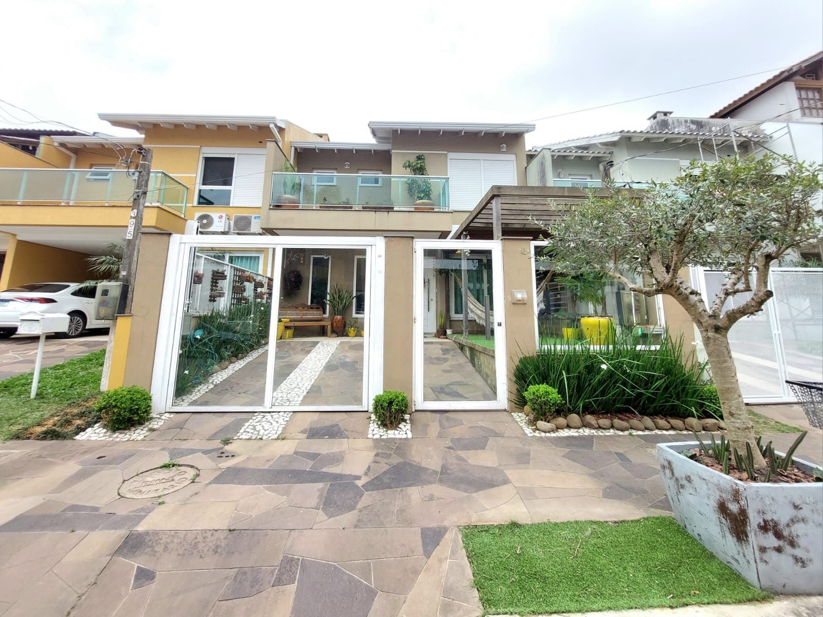 Casa à venda com 152m², 3 quartos, 1 suíte, 2 vagas no bairro Hípica em Porto Alegre