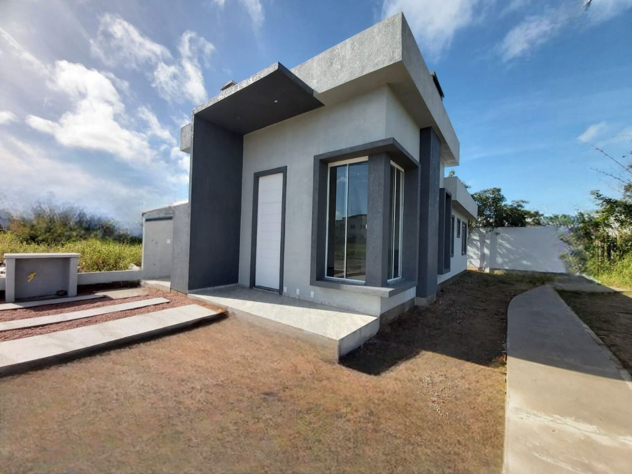 Casa à venda com 3 quartos, 82m² - Foto 1