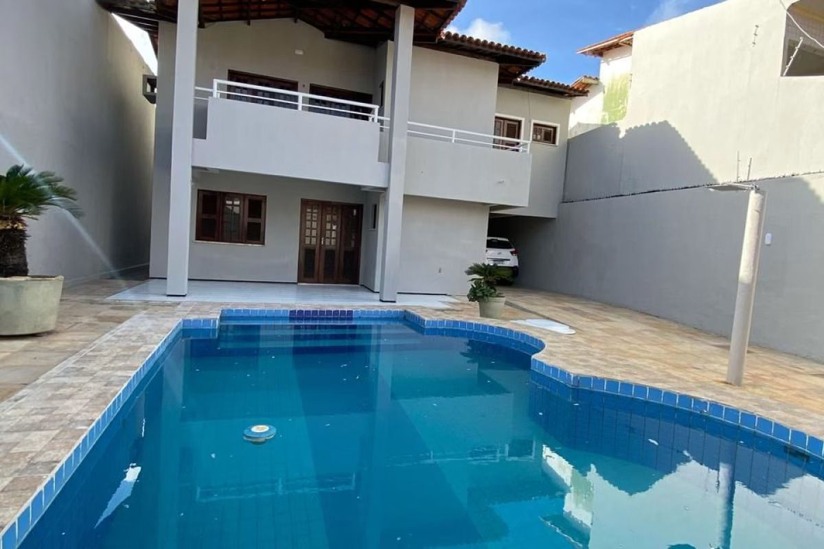 Casa à venda com 4 quartos, 240m² - Foto 1