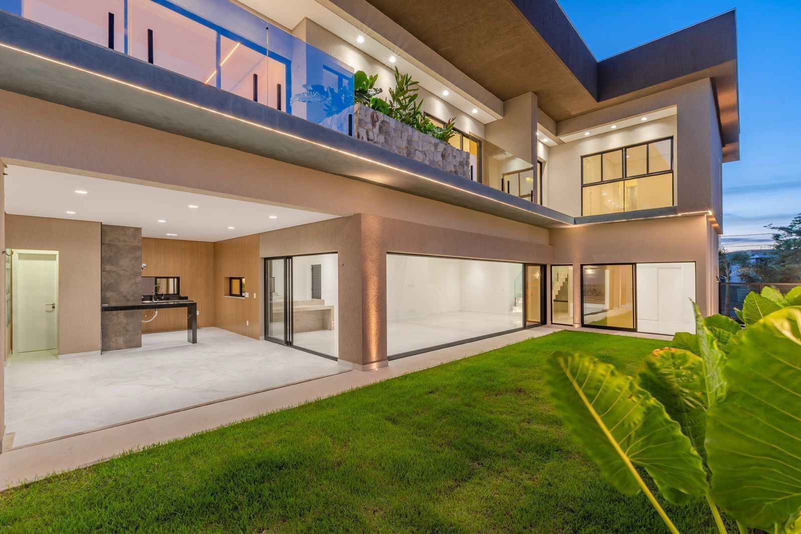 Casa de Condomínio de 4 quartos, 488m² no bairro Cidade Alpha, em Eusébio | Eu Corretor