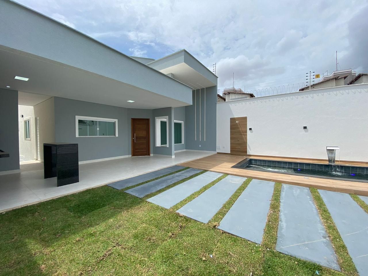 Casa à venda com 3 quartos, 130m² - Foto 1