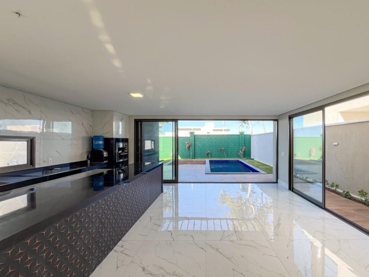 Casa de Condomínio de 4 quartos, 330m² no bairro Cidade Alpha, em Eusébio | Eu Corretor