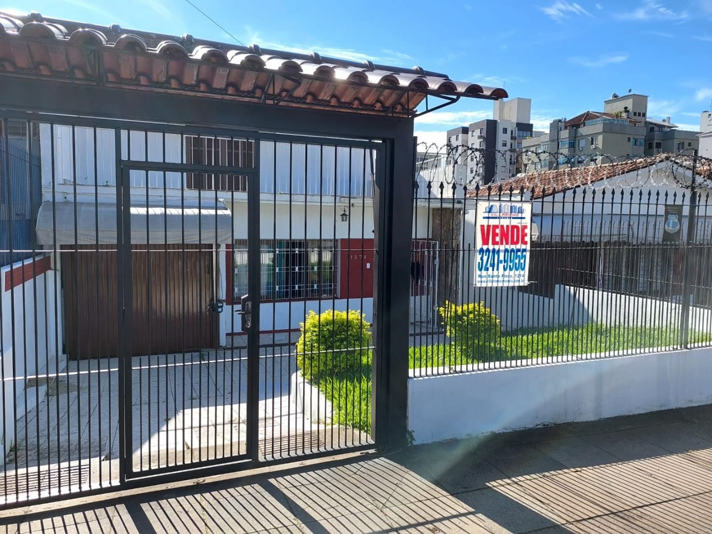 Casa à venda com 3 quartos, 241m² - Foto 1