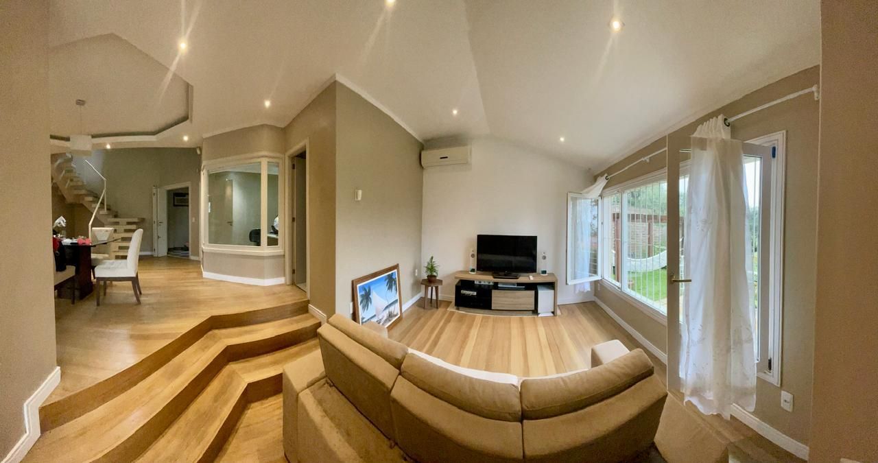 Casa à venda com 3 quartos, 226m² - Foto 1