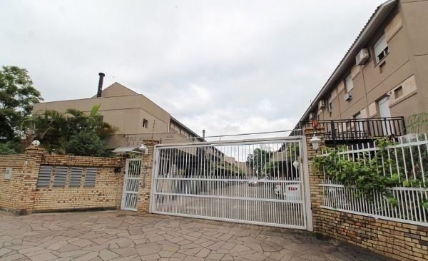 Casa à venda com 4 quartos, 98m² - Foto 1