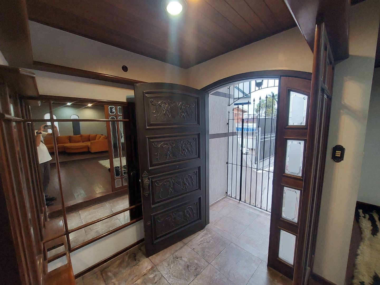 Casa para alugar com 5 quartos, 382m² - Foto 2