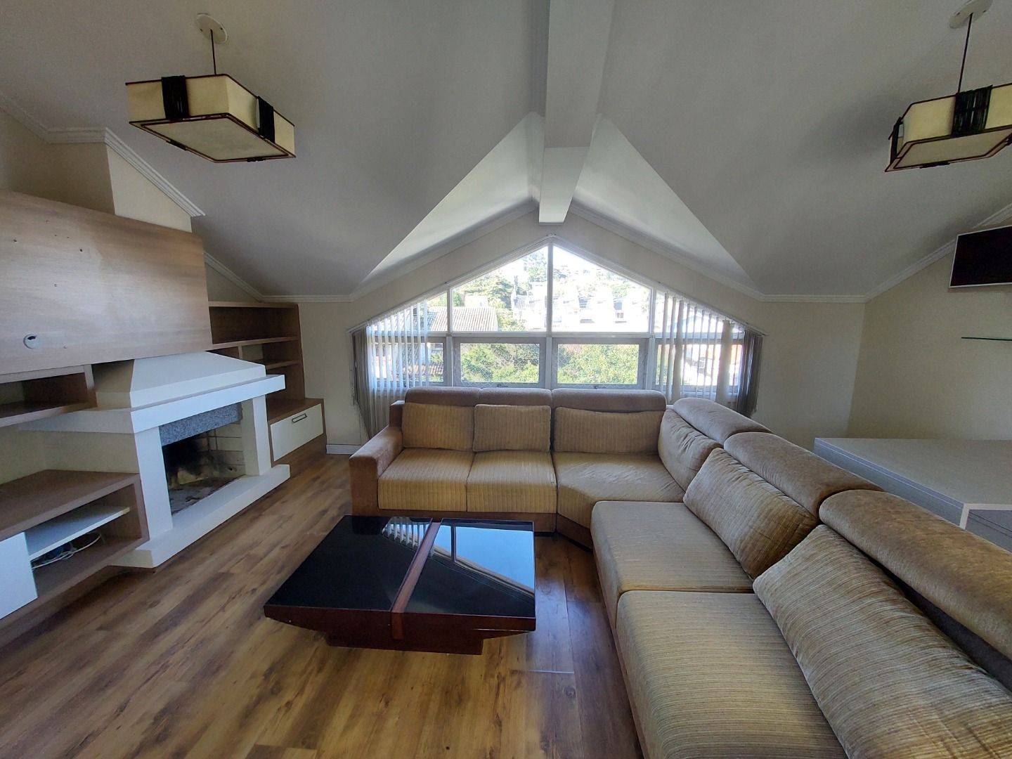 Casa para alugar com 3 quartos, 210m² - Foto 1