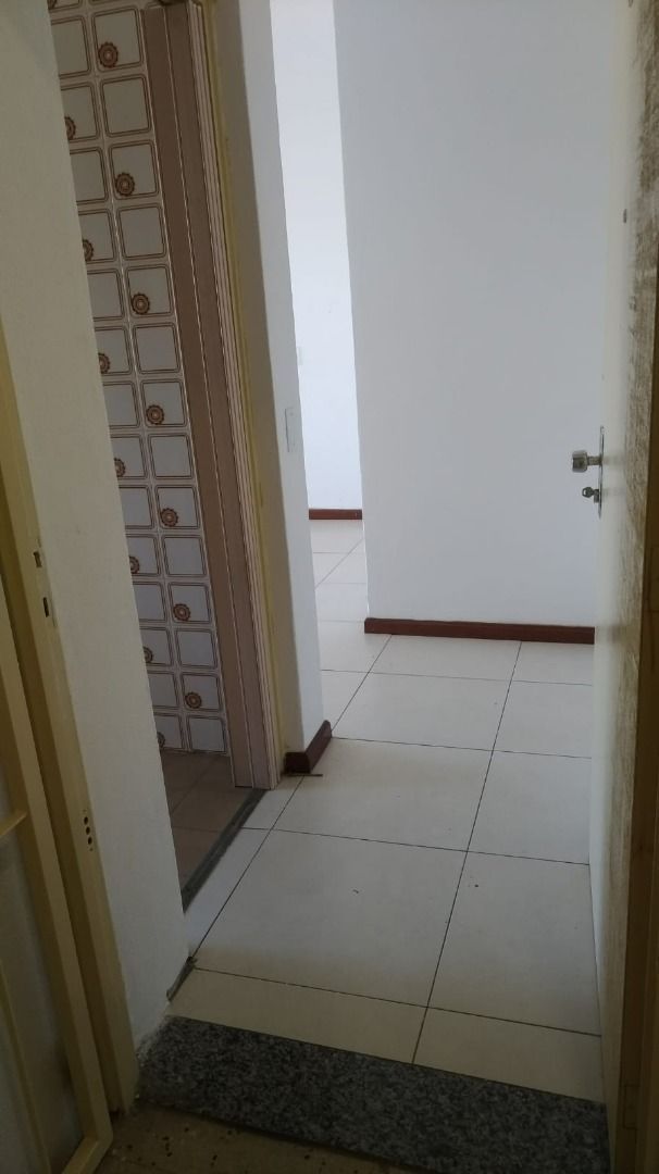 Apartamento à venda com 2 quartos, 75m² - Foto 2