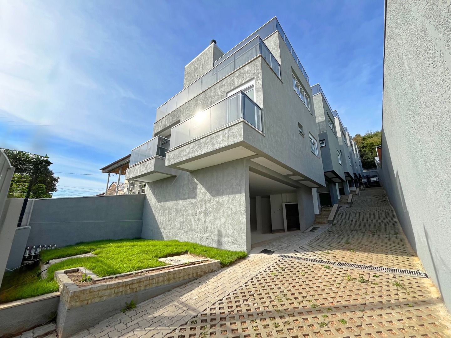 Casa à venda com 3 quartos, 215m² - Foto 1