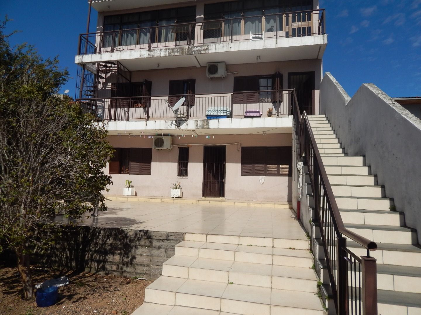Casa à venda com 4 quartos, 215m² - Foto 1