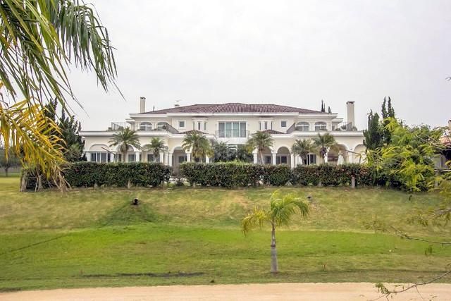 Casa à venda com 7 quartos, 1165m² - Foto 1