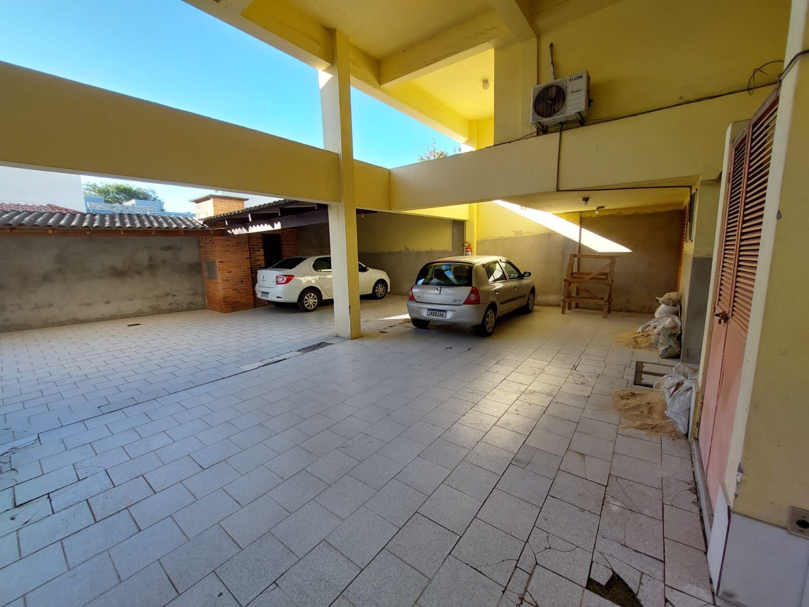 Apartamento à venda com 2 quartos, 70m² - Foto 2
