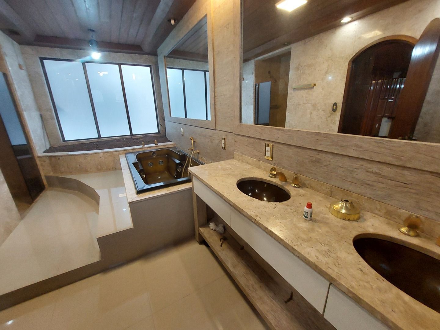Casa para alugar com 5 quartos, 382m² - Foto 32