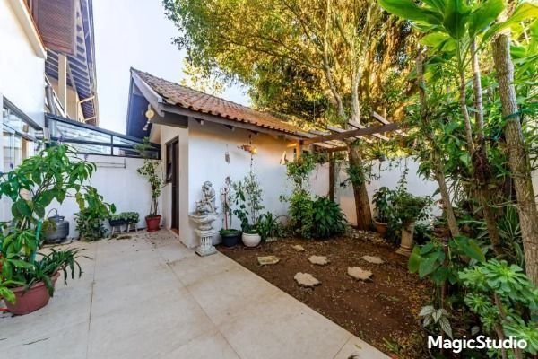 Casa à venda com 3 quartos, 250m² - Foto 1