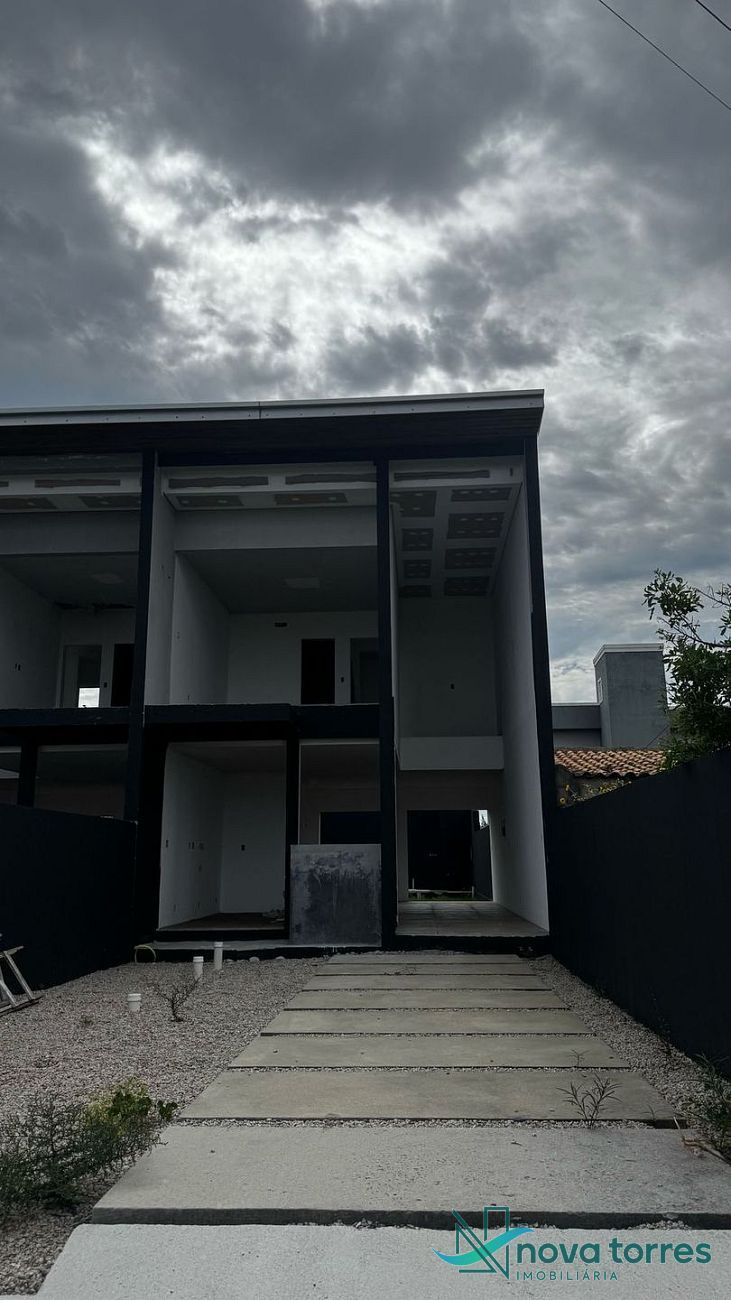 Sobrado com 2 suítes próximo ao mar em Passo de Torres - SC