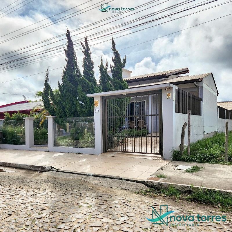 Casa com 3 dormitórios, sendo 1 suíte com closet, em Torres-RS