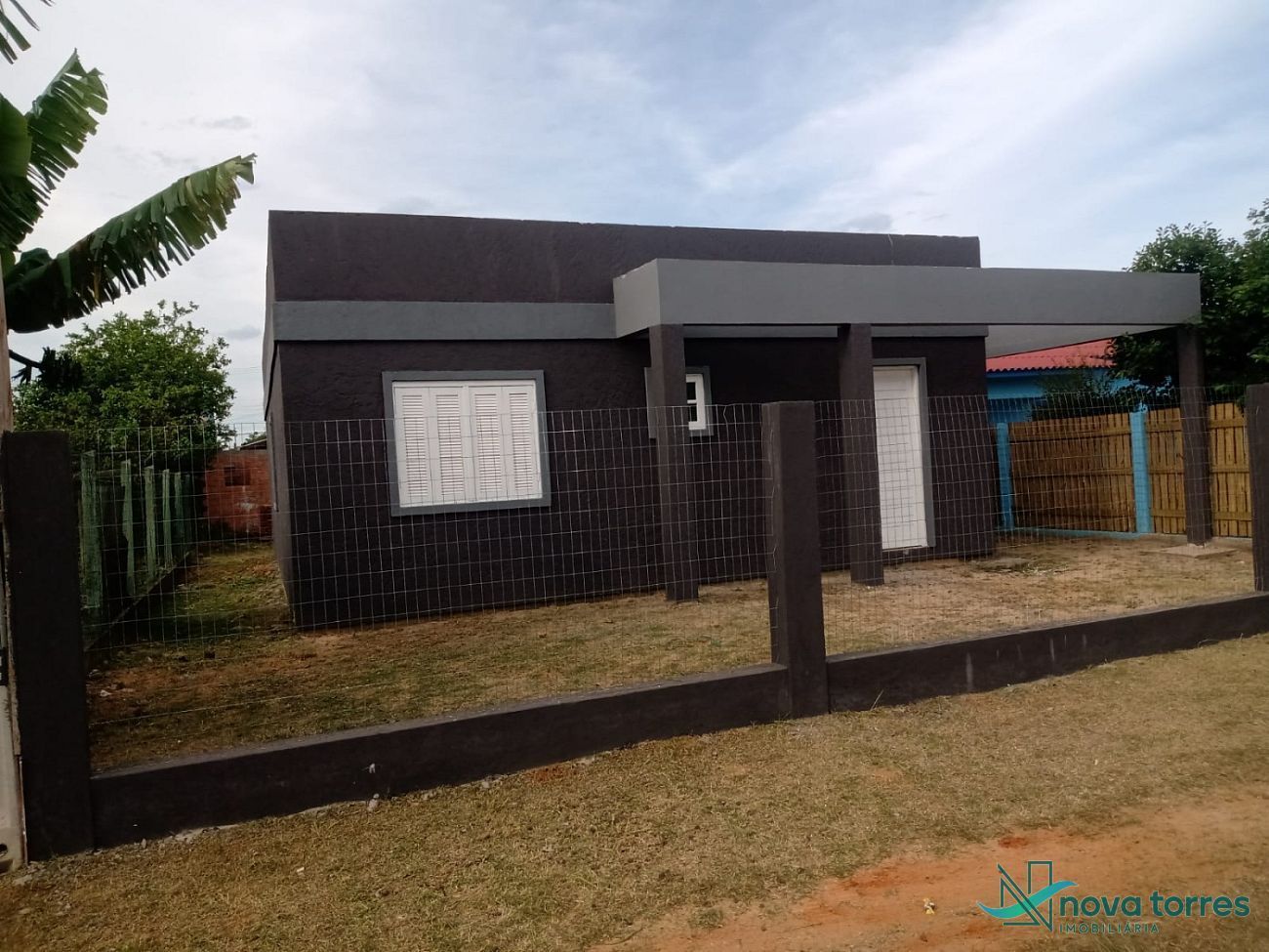 Casa Nova com 3 Dormitórios a Poucas Quadras do Mar em Torres
