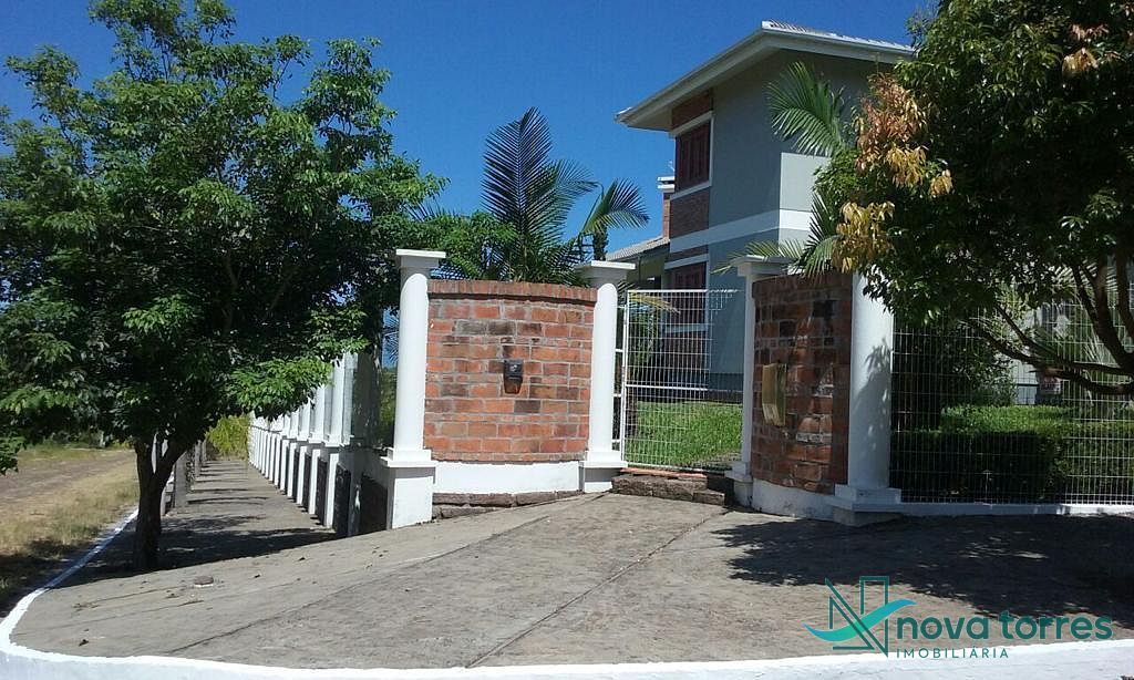 Casa com 5 dormitórios no bairro Centenário, em Torres-RS