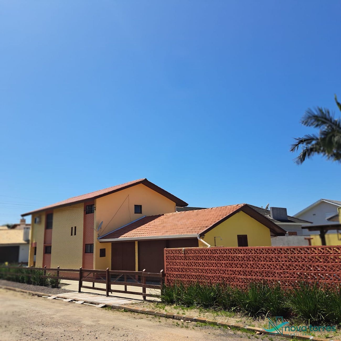 Casa com Piscina Privativa e 4 Vagas a Duas Quadras do Mar na Praia Paraíso, Torres