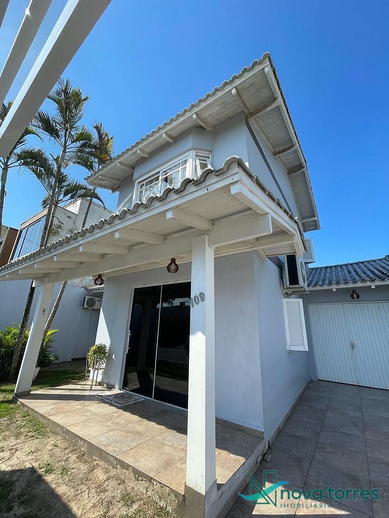 Casa com 3 dormitórios no bairro Igra Sul em Torres-RS