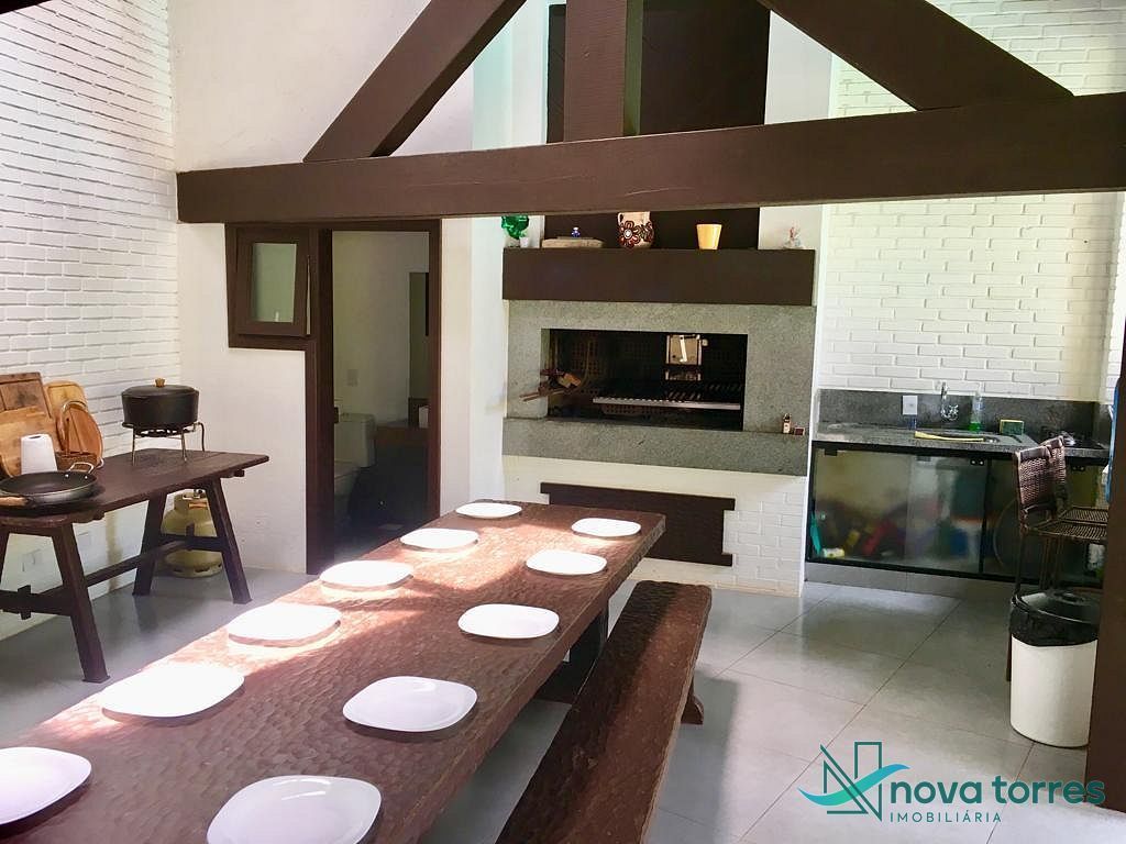 Casa com 6 dormitórios próxima às Quatro Praças, em Torres-RS